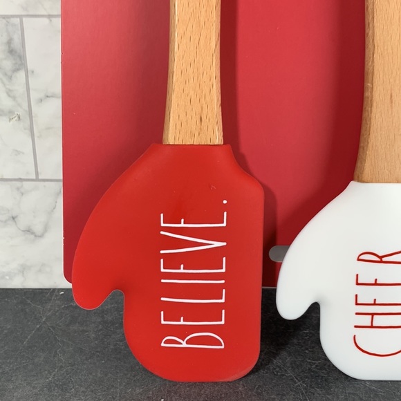 NWT Rae Dunn set of 3 mitten spatula. Length: 8 1/8" - 11 5/8" Width - Picture 3 of 5